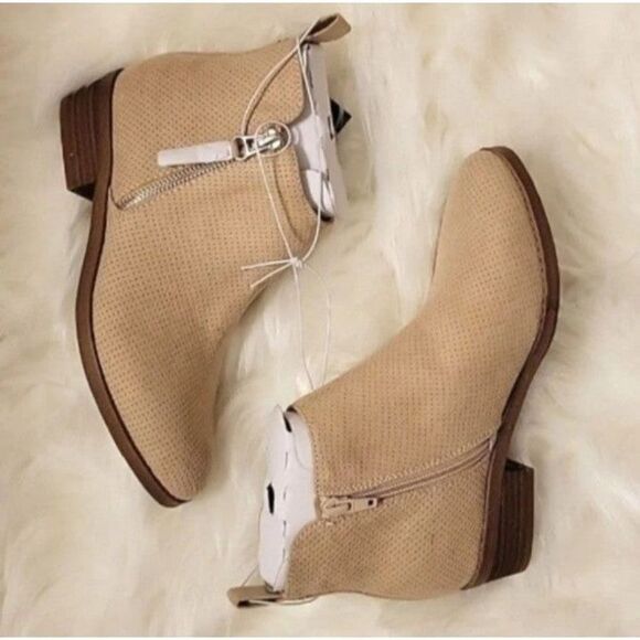 boutique Shoes - Gorg Booties Taupe sz 7